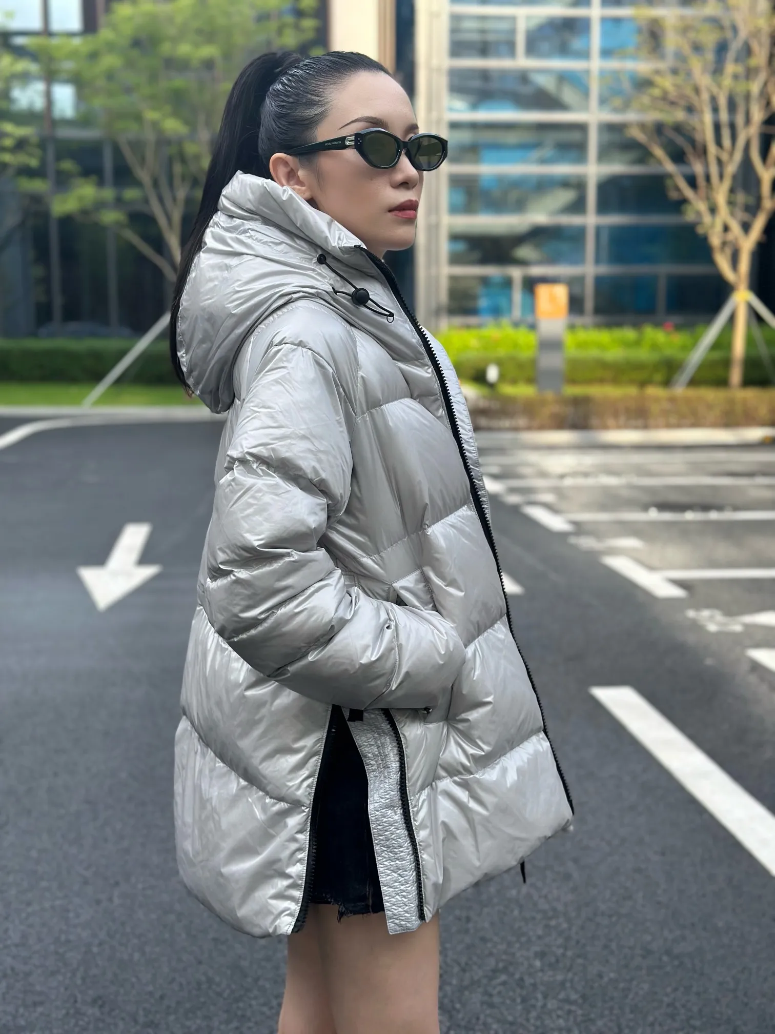 P1060 Big Goose 2239L Women's Puff Bread Jacket [Specially for foreign trade with high quality] Canada Goose Canada Goose Cypress Series Hooded Waterproof, Windproof and Warm Down Jacket Women's The new style of the Cypress series will make you stand out. This down jacket is an ideal winter piece. This style is filled with white duck down. Featuring a thin, channel-filled construction with lightweight fabrics and trim, it feels lightweight and adds warmth. The chin-protecting suede knit stand-up collar is soft and adds comfort. An adjustable down hood with cord closure adds warmth and protection against the elements. The back is designed with the iconic double-stripe black reflective decorative stripes to make you more visible in dim environments. The inner layer has removable elastic straps, making the jacket easy to carry on the shoulder and hands-free. Side zipper gusset dries and breathes when moving. Color: black with red label, silver birch Size: XS-2XL